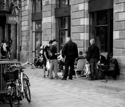 People waiting in queue for the new Apple iphone launch Stock Photos