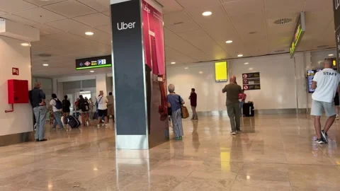 People waiting at a ride-sharing pickup point Vídeo Stock 344583105