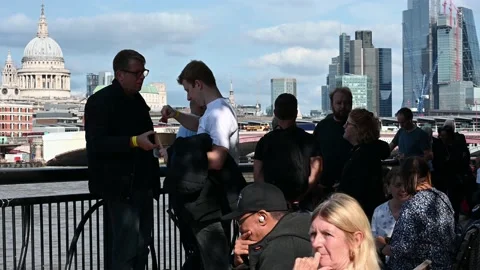 People waiting to see the Queen Lying in State, with St Paul's behind Stock Footage 210784227