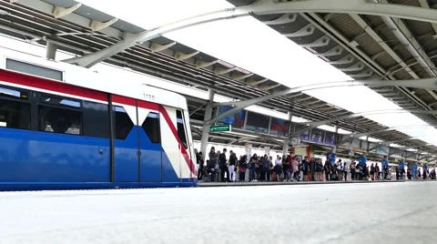 People waiting sky train for transit at Bangkok, Thailand. Video stock 68614188