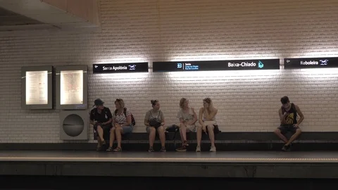 People waiting in the subway stop Stockbeeldmateriaal 125337675
