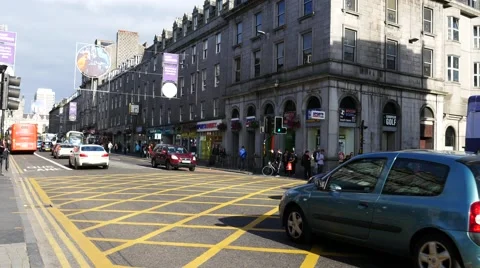 People waiting for traffic light at a junction at Union Street in Aberdeen City Vídeo Stock 54935893