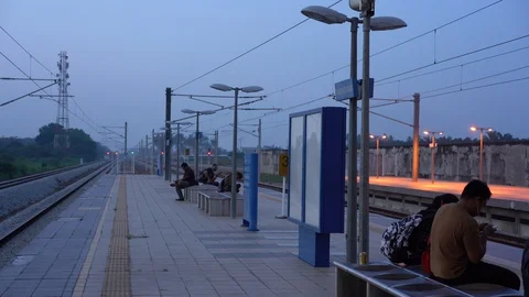 People waiting the train at the outdoor platform Video stock 110950101