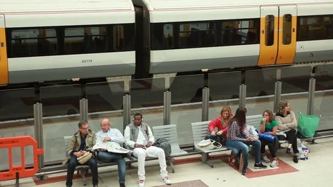 People waiting in train station Vídeos de archivo 76386826
