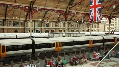 People waiting in train station Stock-Footage 76387043