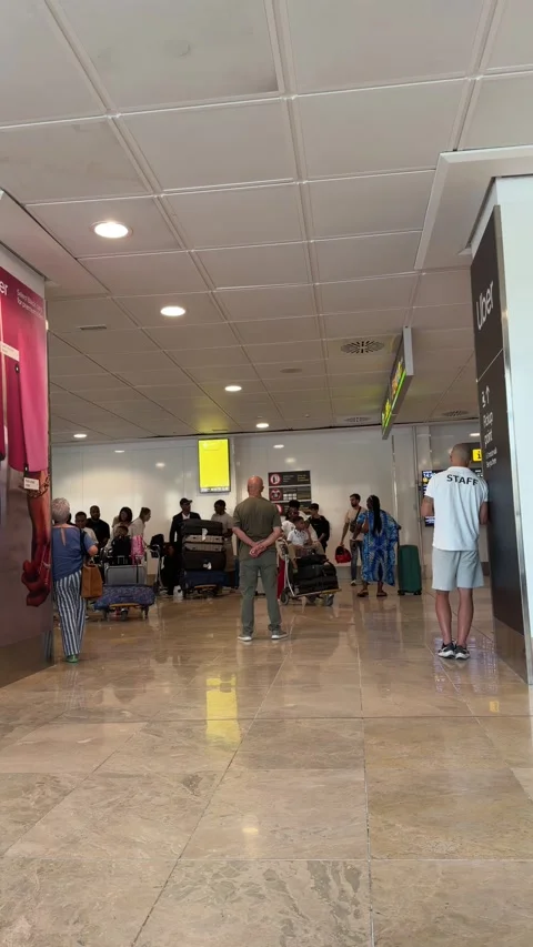 People waiting in a transportation terminal queue Vídeo Stock 344583148