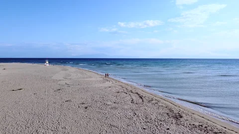 People waking along spacious long sand beach. Aerial view Stock-Footage 170995695