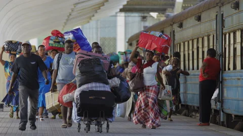 People Walk Along Side Of A Train In A Station.DaresSalaam Tanzania Vídeos de archivo 131422333