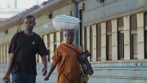 People Walk Along Side Of A Train In A Station.DaresSalaam Tanzania Stockbeeldmateriaal 131422704