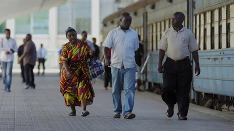 People Walk Along Side Of A Train In A Station.DaresSalaam Tanzania Видео 131479875