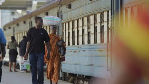People Walk Along Side Of A Train In A Station.DaresSalaam Tanzania Stockbeeldmateriaal 131481270