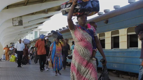 People Walk Along Side Of A Train In A Station.DaresSalaam Tanzania Видео 131489028
