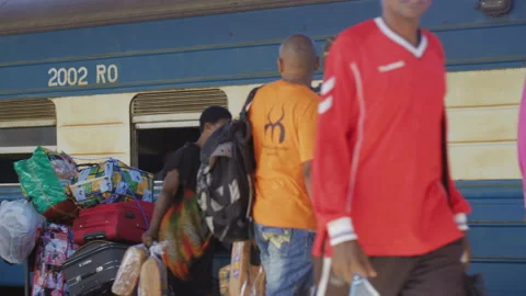 People Walk Along Side Of A Train In A Station.DaresSalaam Tanzania Vídeos de archivo 131511255