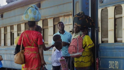 People Walk Along Side Of A Train In A Station.DaresSalaam Tanzania Stockbeeldmateriaal 131533064