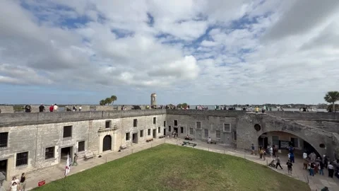 People walk around Castillo de San Marcos Fort. St Augustine, Florida Vídeo Stock 339600566