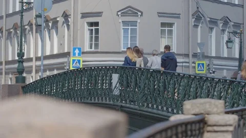 People walk on a bridge over the Ggriboedov channel in the summer Vídeo Stock 81380897