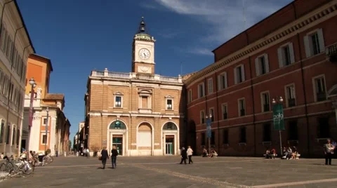 People walk by the central square in Ravenna, Italy. Stock Footage 59796050
