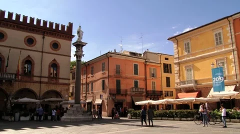 People walk by the central square in Ravenna, Italy. Stock Footage 59796052