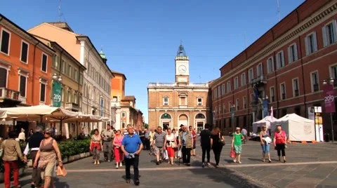 People walk by the central square in Ravenna, Italy. Video stock 59796176