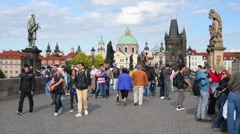 People walk on the Charles Bridge in Prague. Stock Footage 59723054