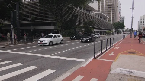People walk on a cloudy day in front of the MASP 動画素材 86718774