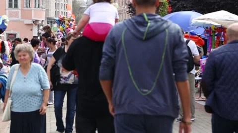 People walk down the square Vídeo Stock 48812960