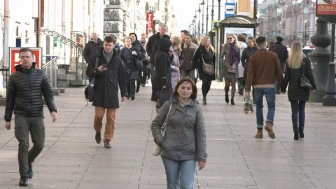 People walk on the sidewalk in the historic centre of the city. 動画素材 73512926