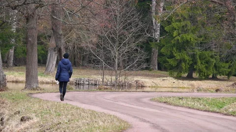 People walk in the spring Park Vídeo Stock 63073543