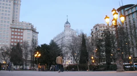 People walk on Square Spain in evening in Madrid Vidéo 11277946