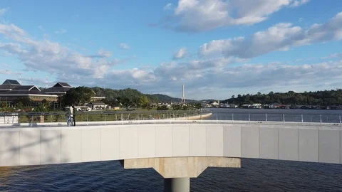 People walk through Sultan Omar Ali Saifuddin bridge Stock Footage 100939031