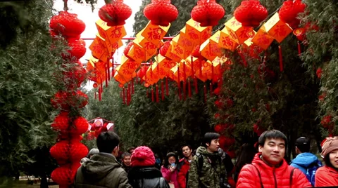 People walk under the red lanterns at Ditan temple fair during Spring Festival Vídeo Stock 35804366