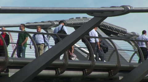 People walking along Millenium bridge London Vidéo 65429255