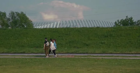 People walking along path at Jarun Lake 库存影片 332948665