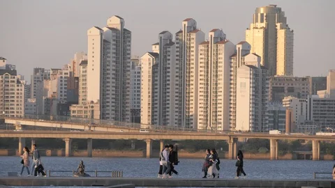 People walking along pool and Han river with skyline,Seoul,South Korea 動画素材 112910761