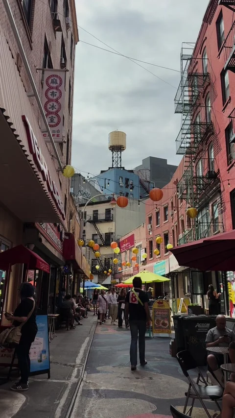People Walking and Dining on a Busy Chinatown Street in New York City 库存影片 345163456