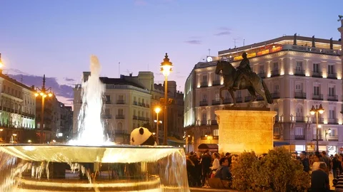 People walking and having fun in Puerta del Sol Square (Sun Gate) at dusk Video stock 116386486