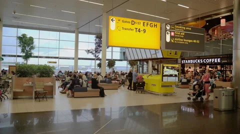 People walking and rushing to gate at Departure Hall Schiphol July 30th Vídeos de archivo 66409279