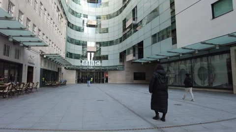 People walking into BBC Broadcasting House entrance London UK Vídeos de archivo 302906092