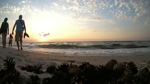 People walking on the beach during sunset Vidéo 121683217