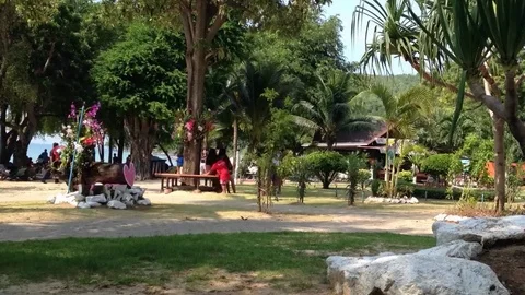 People Walking on the Beach Stockbeeldmateriaal 71220394