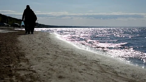 People walking on beach 動画素材 90223033