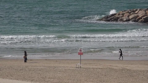 People walking on the beach Stockbeeldmateriaal 100696798
