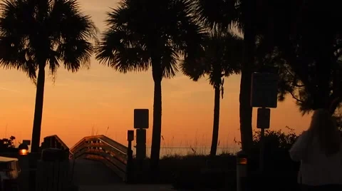 People walking to the beach at sunset Vídeos de archivo 45520125