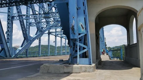People on a walking bridge 스톡 동영상 76507292