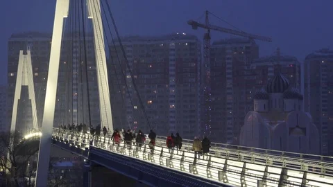 People walking on the bridge 動画素材 82872426