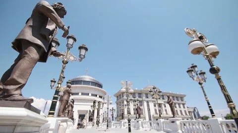 People walking on bridge with full of statues and arts Vídeos de archivo 59781916