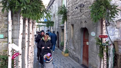 People walking in the charming tiny village streets of Durbuy during wintertime Video stock 325713618