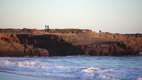 People walking on a cliff. Vídeos de archivo 278018822