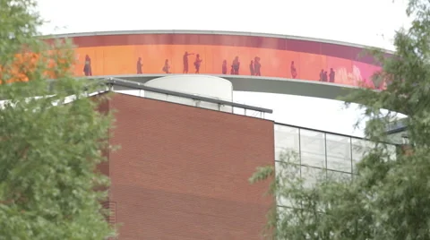 People walking in colored rainbow on top of the museum of art (Aros) in Aarhu Vidéo 67563225