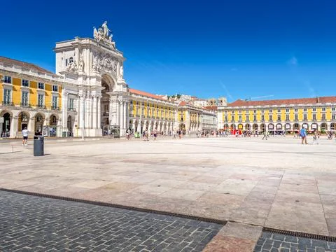 People walking in the Commerce square (Praca do Comercio), Lisbon, Portugal Foto stock